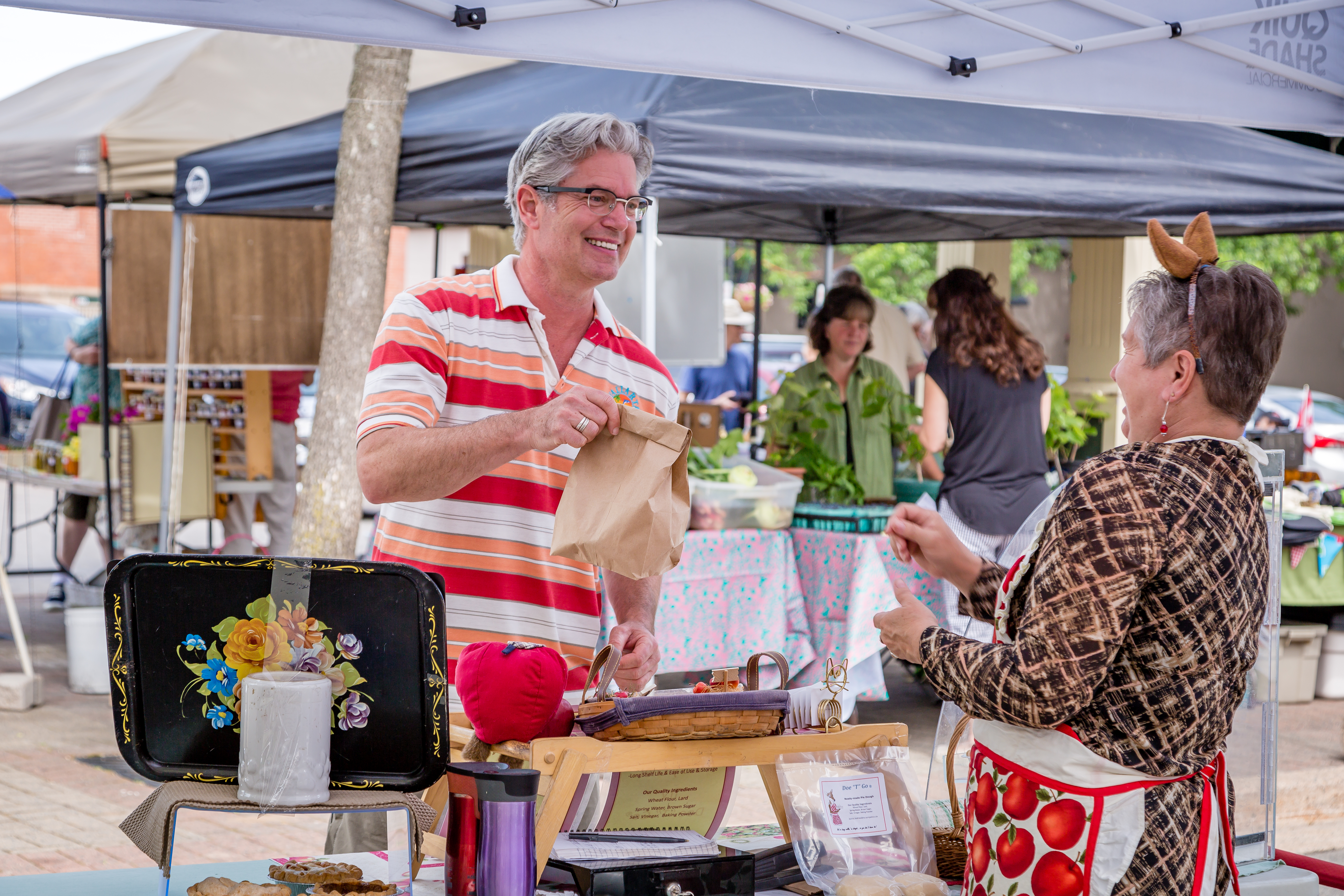 Market vendor and customer