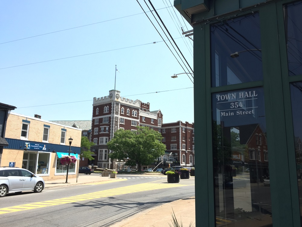 Town hall building with cornwallis inn in background